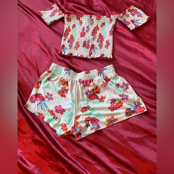 Hot kiss Flower Off the shoulder crop top shorts two piece set - Picture 2 of 3